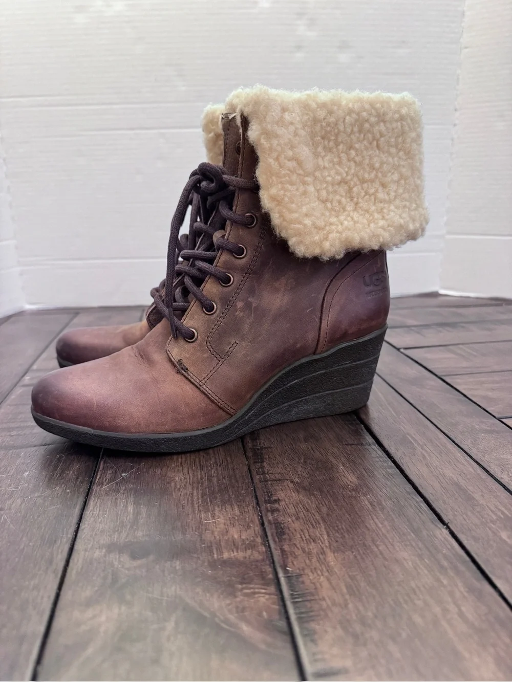 UGG Zea Wedge Winter Boots Womens Size 7 EUR 38 Brown Leather Sheepskin Gorpcore